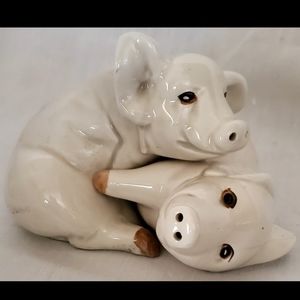 Fitz and Floyd Nesting Cuddling Pigs Salt and Pepper Shakers 1960s-70s Vintage
